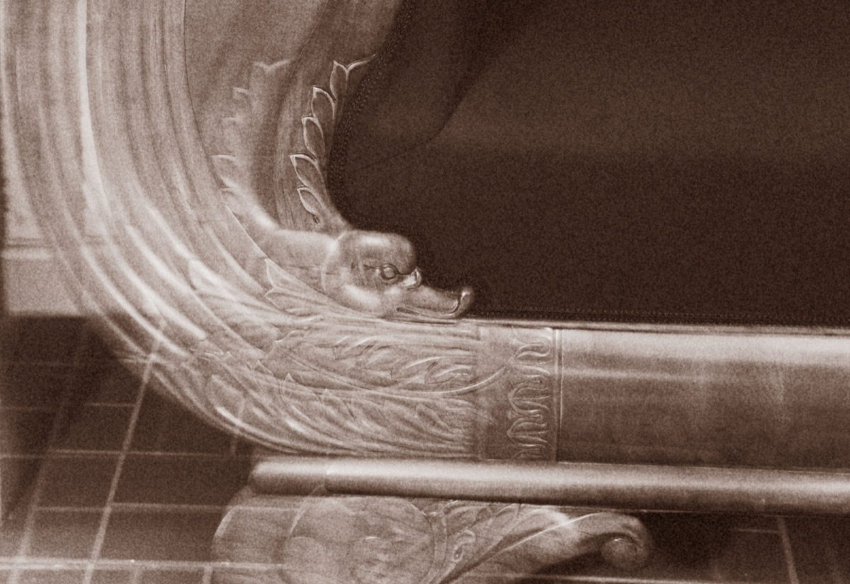 Geschnitzter Delphinkopf einer Armlehne