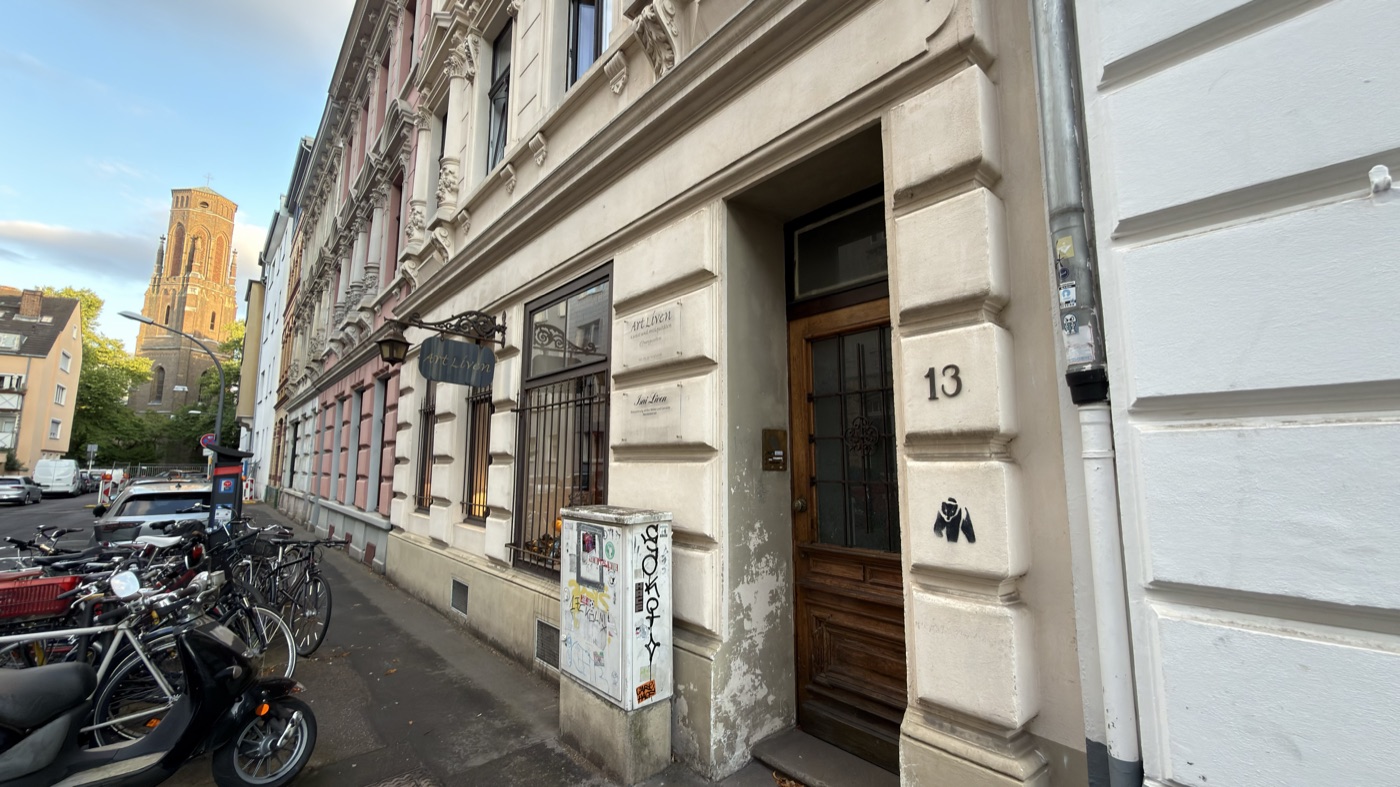 Eingang Hausnummer 13 im Abendlicht