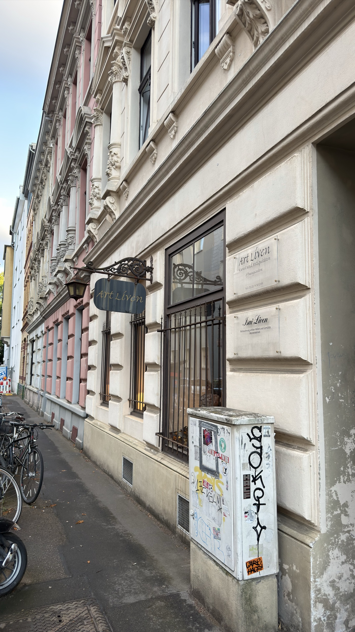 Fassade von Art Liven am Abend mit Ladenschild