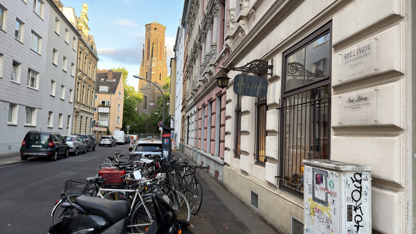 Straßenzug mit Kirchturm