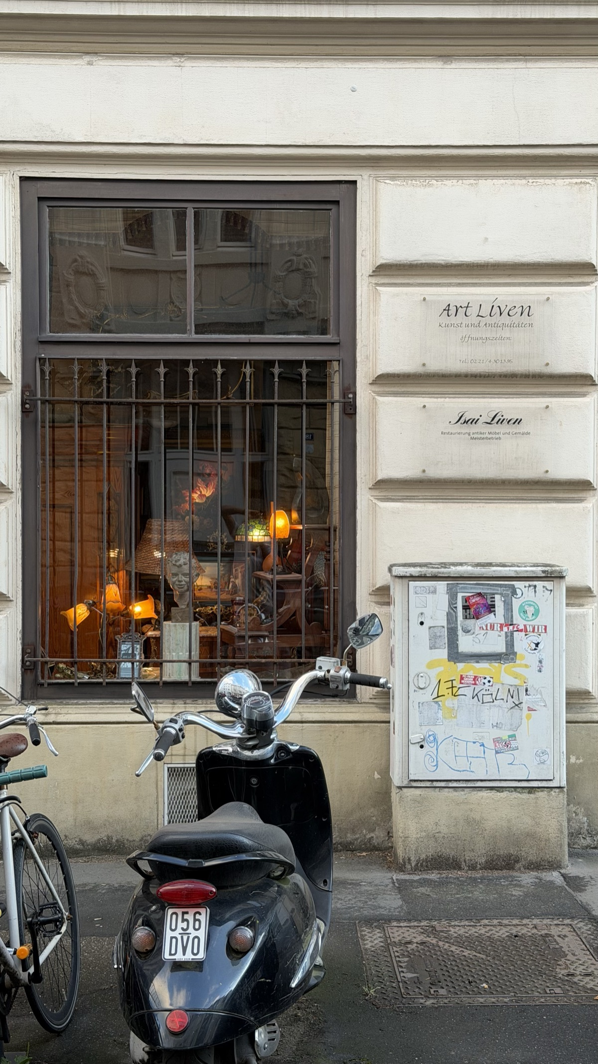 Schaufenster von Art Liven bei Dämmerung