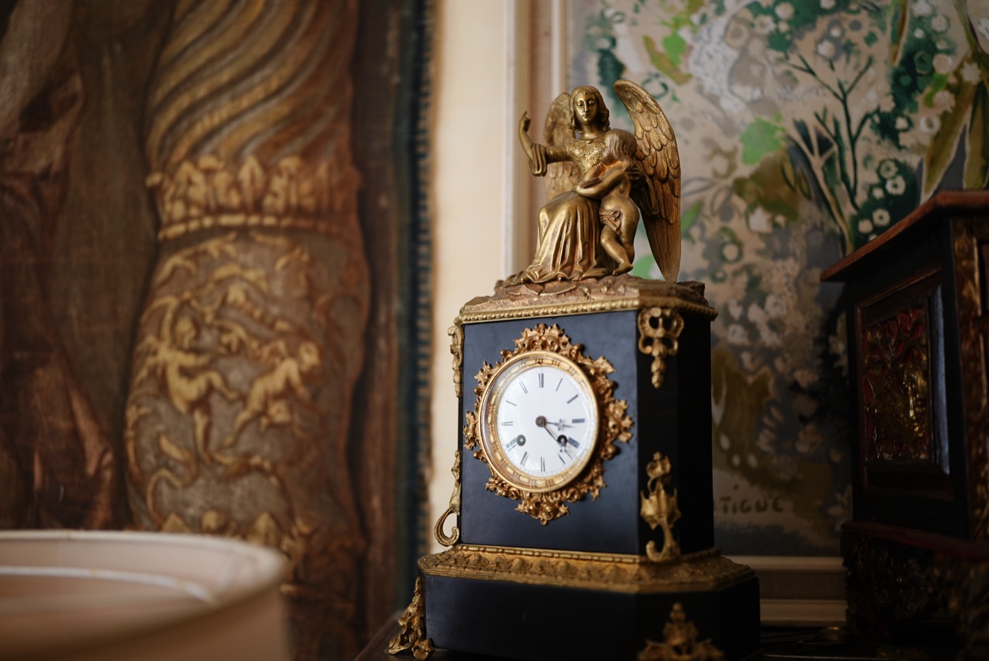 Napoleon-III-Pendule mit Engel vor Tapisserie