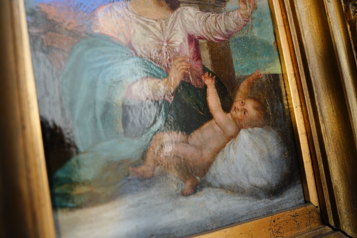 Krakelee eines Madonnenbildes im Streiflicht