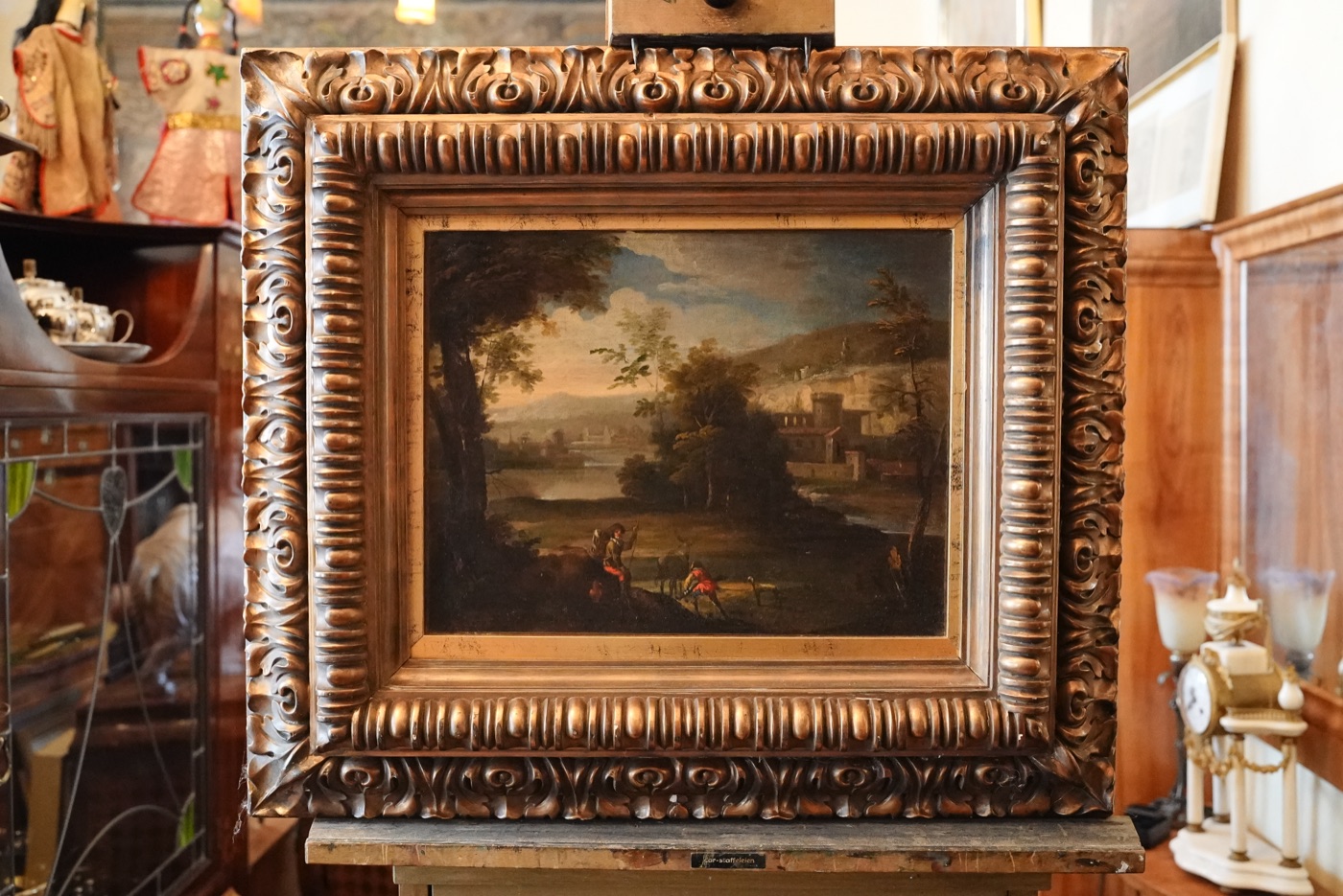 Altmeisterliche Landschaft auf der Staffelei im Salon