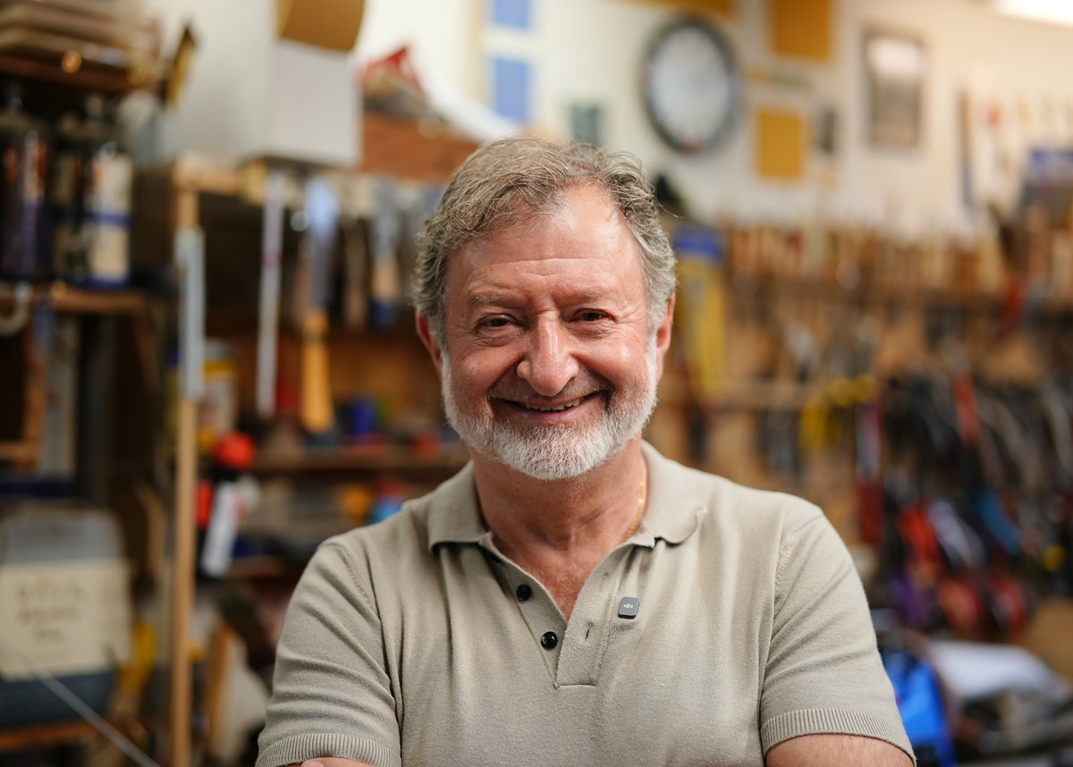 Isai Liven, lachend in seiner Werkstatt