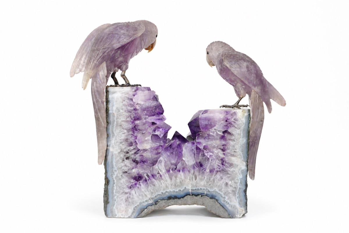 Paar Amethyst-Papageien auf Amethystdruse