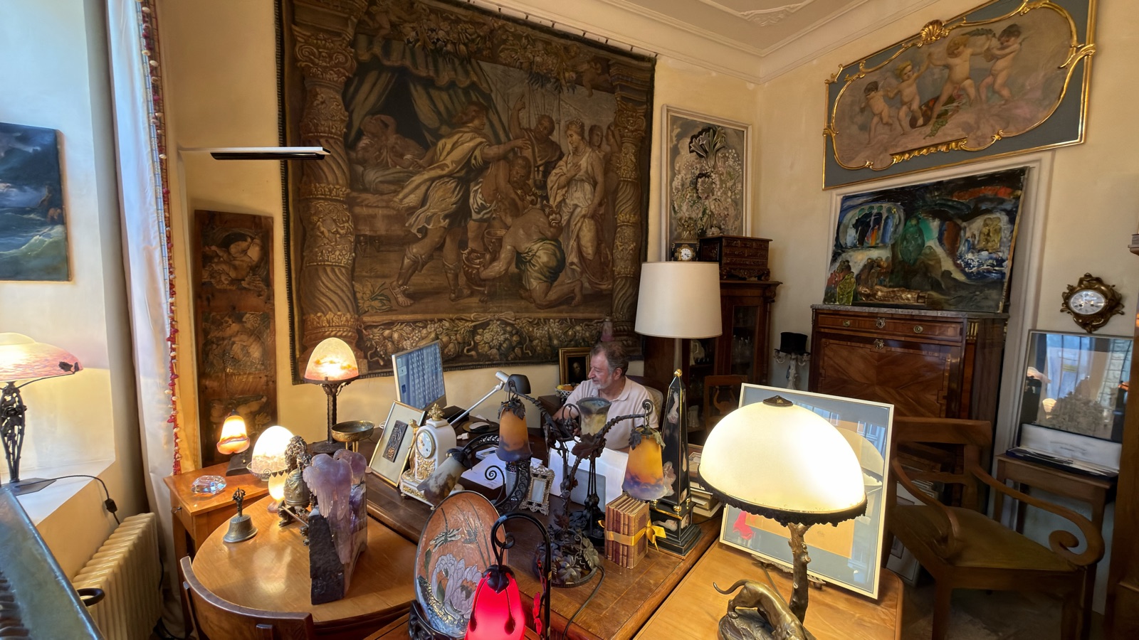 Der Salon von Art Liven im goldenen Licht