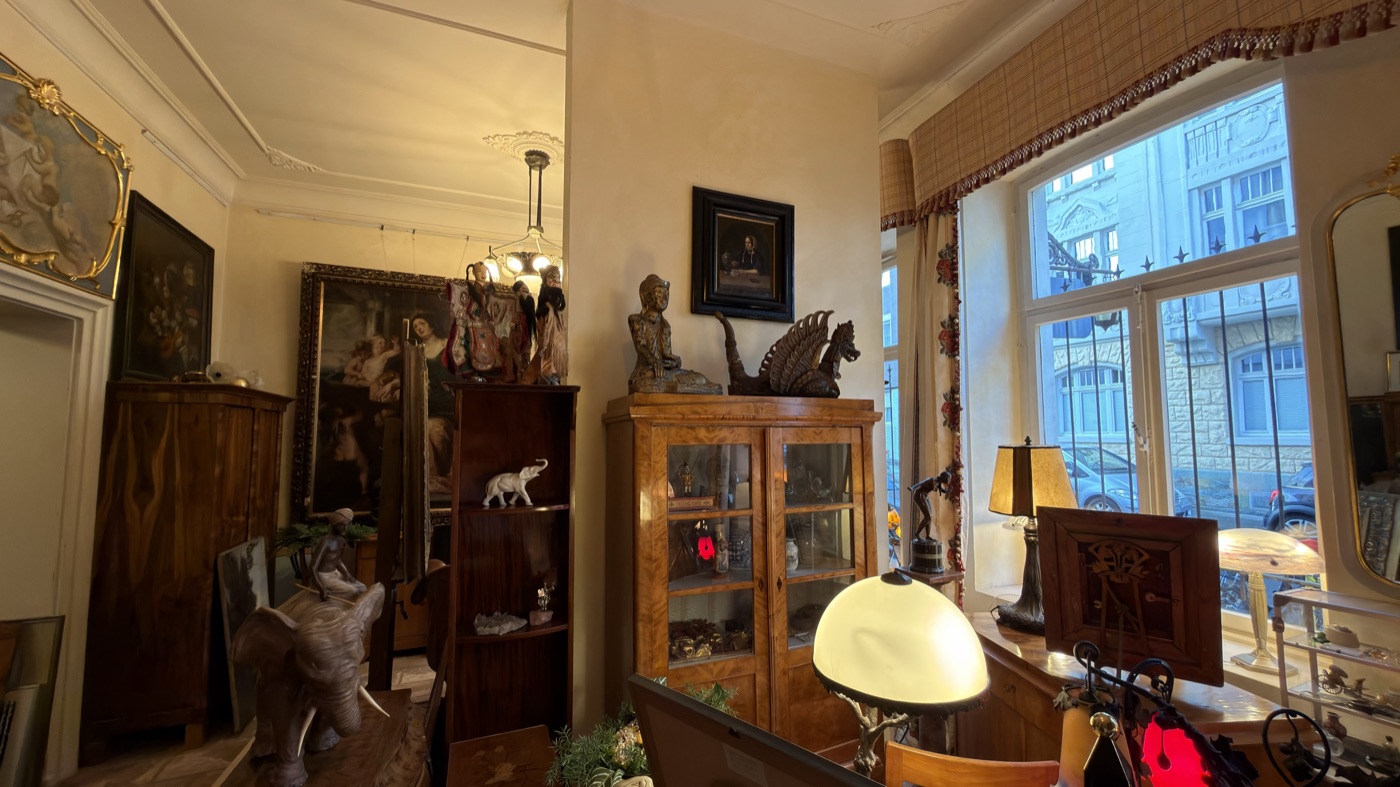 Eine Ecke des Salons von Art Liven mit Möbeln und Gemälden